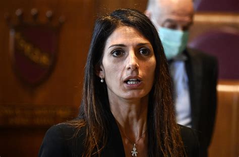 Virginia Raggi rinviata a giudizio per calunnia: i conti che non
