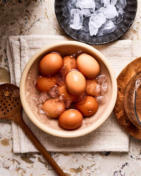 how to crack boiled eggs