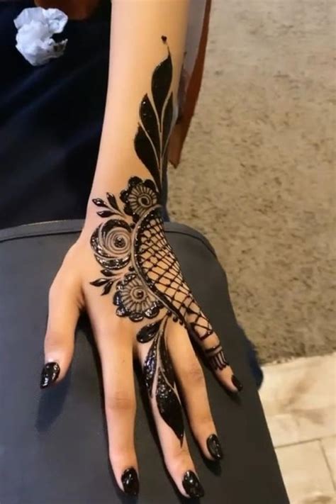 modern mehndi designs  stylish bridesmaid hands