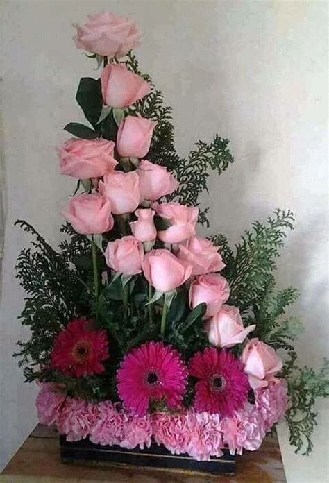 Zdjęcie | Rose flower arrangements, Church flower arrangements, Flower ...