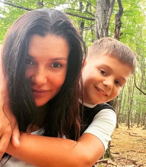 Кали се радва на компанията на сина си | Мама 24