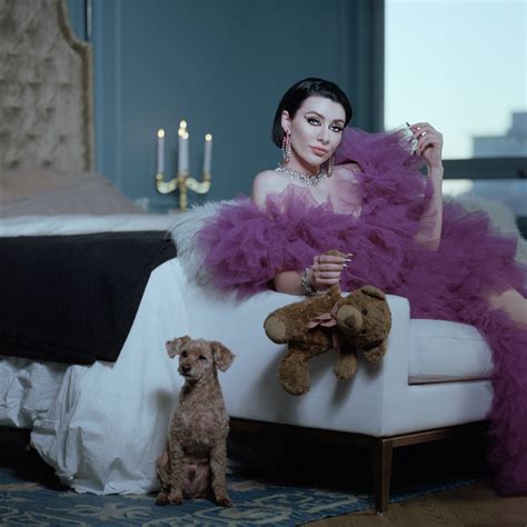 LADYGUNN – QVEEN HERBY INVITES US INTO HER QVEENDOM