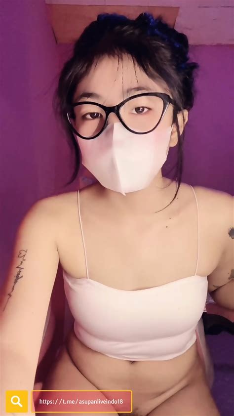 bokep mahasiswi syelin tanktop putih asik colmek pakai krim eporner