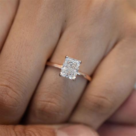 Dónde y cómo se coloca el anillo de compromiso en el momento de la