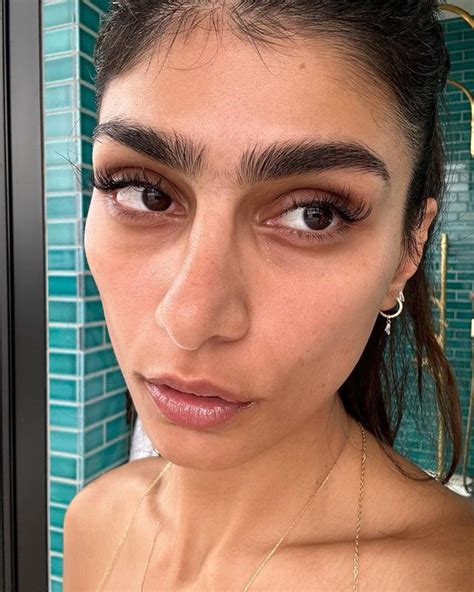 mia khalifa se saco el corpino  entrar  la playa  revoluciono