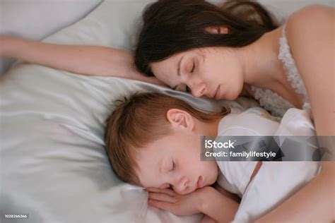 Filho Transando Com A Mãe Dormindo - Foto de Mãe E Filho Dormindo Juntos Mãe Abraçando Seu Filho e mais ...