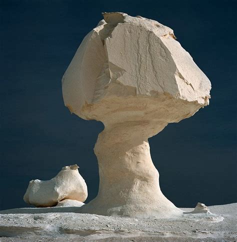 Mushroom shaped rock in The White Desert, Farafra, Egypt [880 x 899 ...