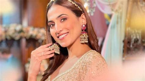Hashneen Chauhan Wiki, Biography, Age, Height, Weight, Family, Net ...