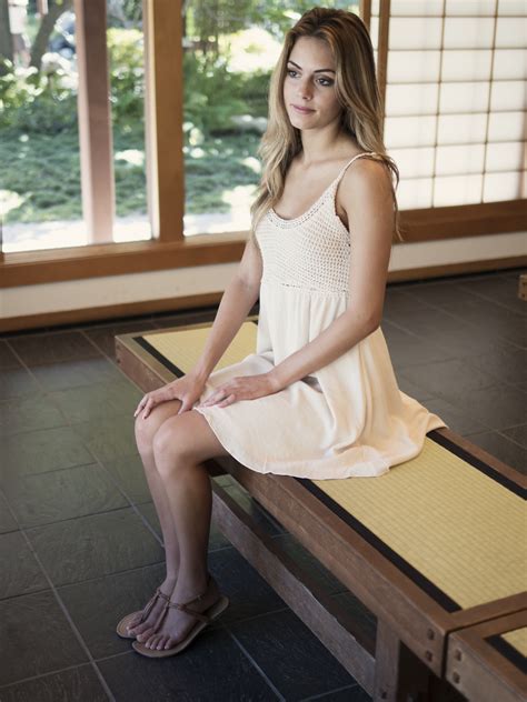 무료 이미지 : 사람들, 화이트, 귀엽다, 다리, 초상화, 어린, 녹색, 청소년, 좌석, 자연스러운, 신선한, 유행, 의류