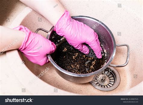 how to clean saucepan with burnt on food