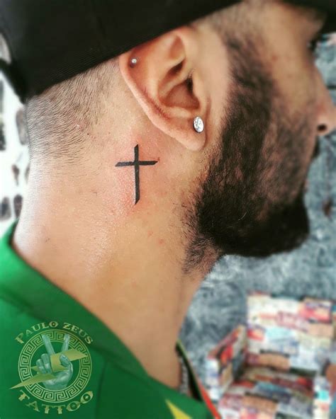 Tatuagem Cruz No Pescoço - Tatuagem cruz delicada tatuada no pescoço masculino !! | Tatuagem cruz ...