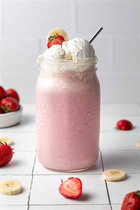 Strawberry Banana Milkshake (2 Ways!) - Cookie Dough Diaries