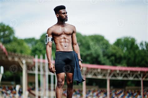 atleta masculino afroamericano sexy deporte torso desnudo hombre con