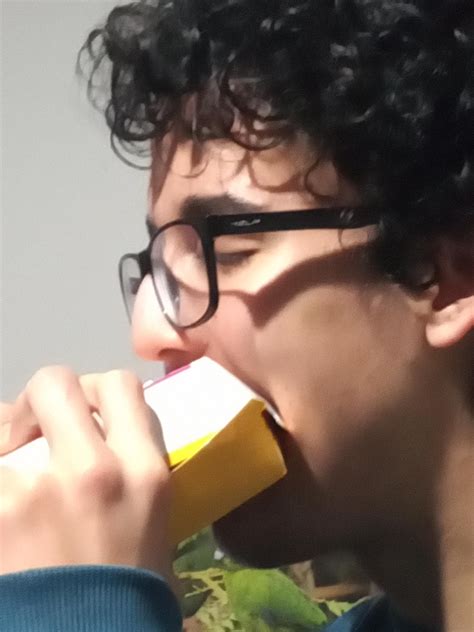do y'all eat your hamburger with or without the box? : r/MakeMeSuffer