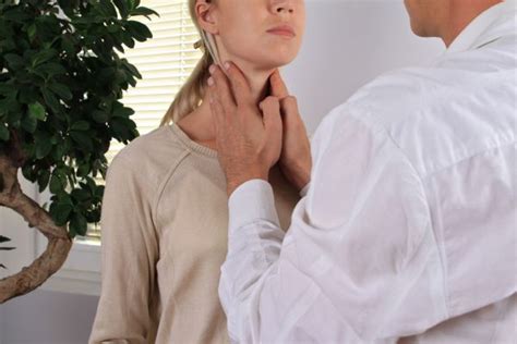 warning signs  thyroid cancer   neck roswell park