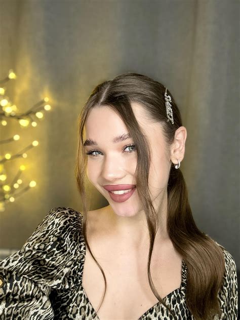 there is nothing more beautiful than a smile : r/happygirls