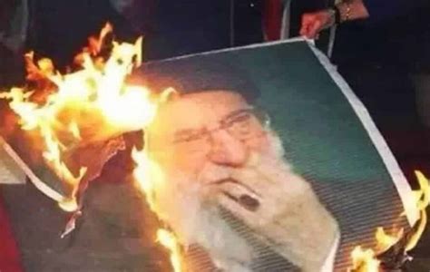 Подпалиха музея на аятолях Хомейни, основателя на Ислямска република ...