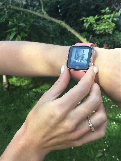 Review: Apple Watch vs. Fitbit Versa | Thoughts and Pavement