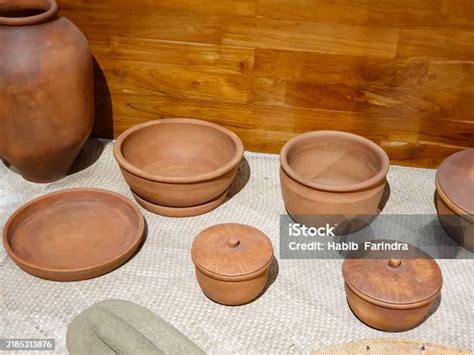 Pot Dan Bejana Tanah Liat Buatan Tangan Tradisional Disusun Secara ...