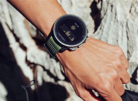 Suunto Vertical Smartwatch kombiniert Solarzellen mit 10 ATM Titan ...