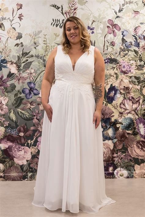 Island Bridal Sample Wedding Dress Save 75% - Stillwhite