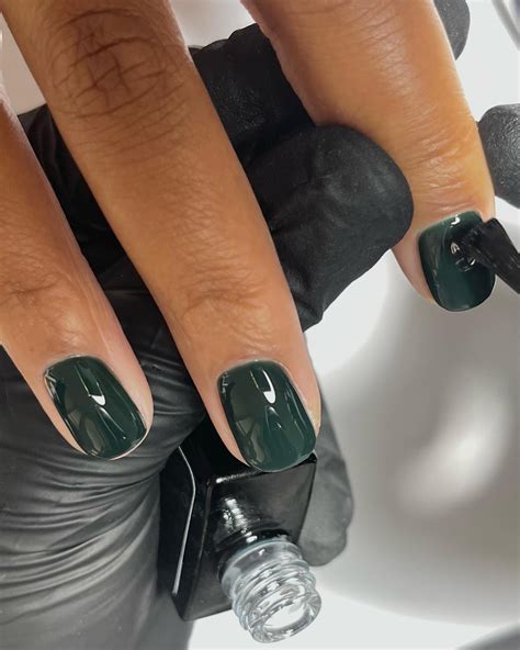 Forest Green Is the Chic, Trending Nail Colour to Try This Winter | Who