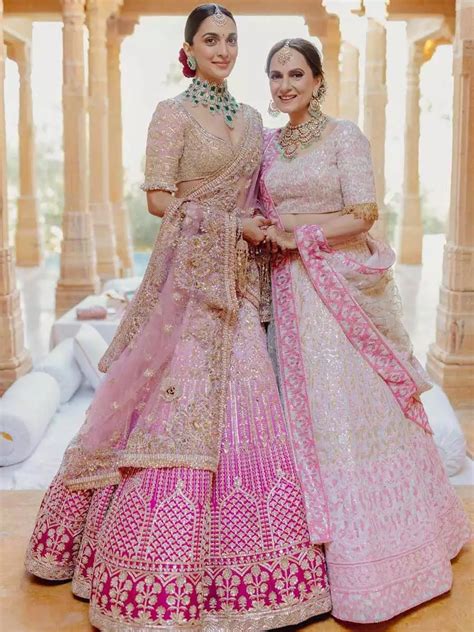 Kiara Advani walks the aisle with her parents, twins with her mom in ...