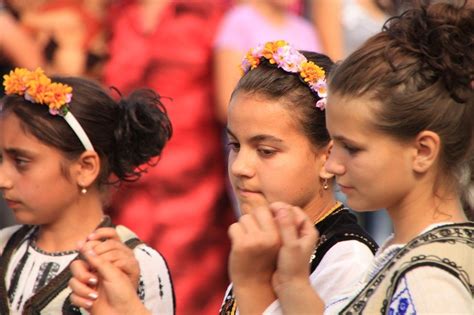 Children folk dancing free image download