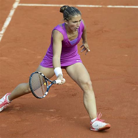 Download Sara Errani One Leg Forward Wallpaper | Wallpapers.com