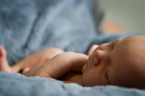 a newborn infant will usually begin breathing spontaneously within