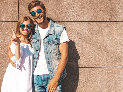 photo smiling beautiful girl   handsome boyfriend