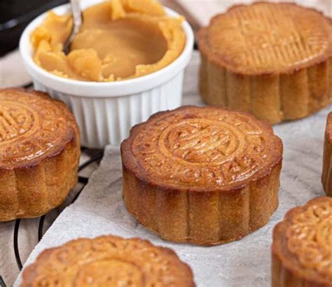 Best Mooncakes Recipe for Mid-Autumn Festival - How to Make Mooncakes ...