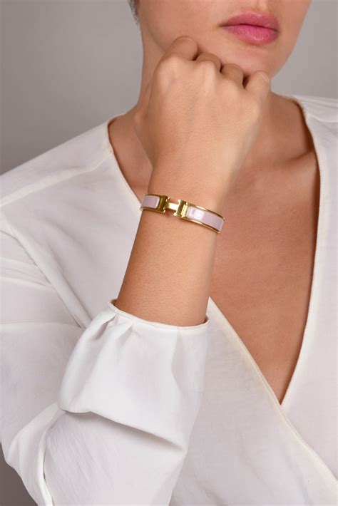 Hermès Narrow Clic H Bracelet (Rose Poudre/Yellow Gold Plated) - PM | Rent Hermès jewelry for ...