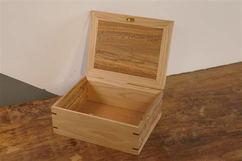 boite une par frats sur lair du bois