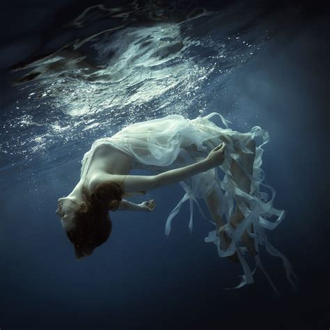 Underwater dreams - Girl with ribbons under water | Dykning, Konst, Måla