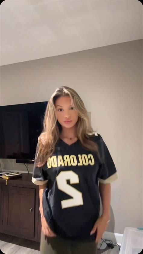 mia 🥰 | 🍒 Via: sydneyshmity (TikTok) Follow @mirmargirl for more🥰