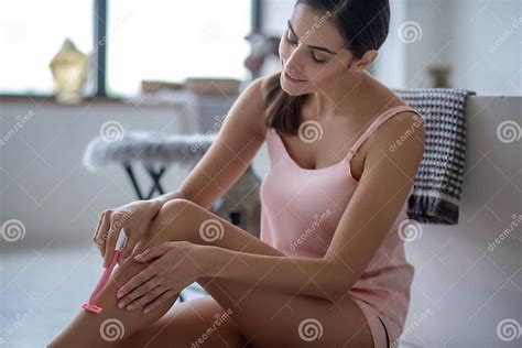 Mulher Raspando A Bucetinha - Mulher Raspando As Pernas E Parecendo Envolvida Foto de Stock - Imagem ...