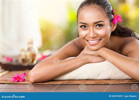 belleza natural de la mujer imagen de archivo imagen de fresco sala