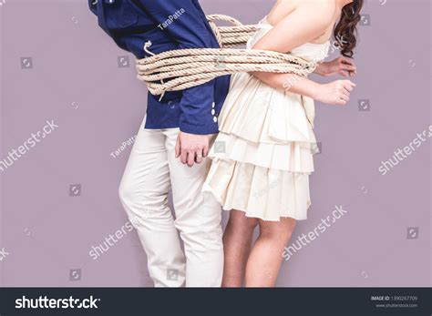 Couple tied together : 21 325 photos et images de stock 