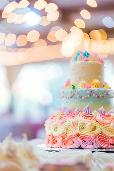 classic  bold   tier wedding cakes matched hearts