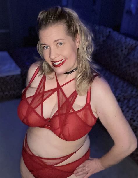 A cock between my breasts would be nice right now 💋 | Scrolller