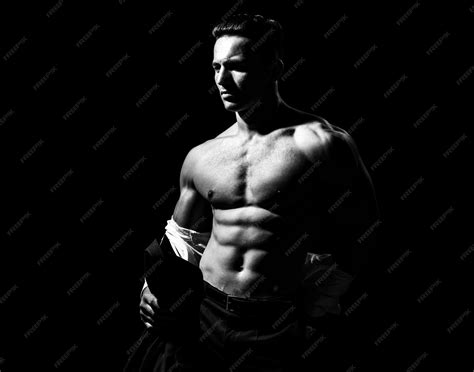 Athlétique Jeune Modèle Masculin Montrant Son Corps Nu Parfait Homme