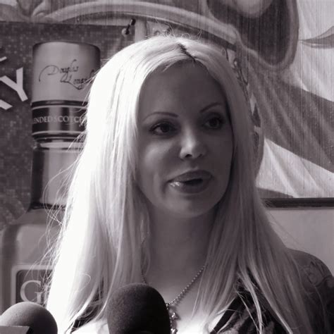 ZONA DE FAMOSOS: SABRINA SABROK AHORA SE REDUCE SENOS