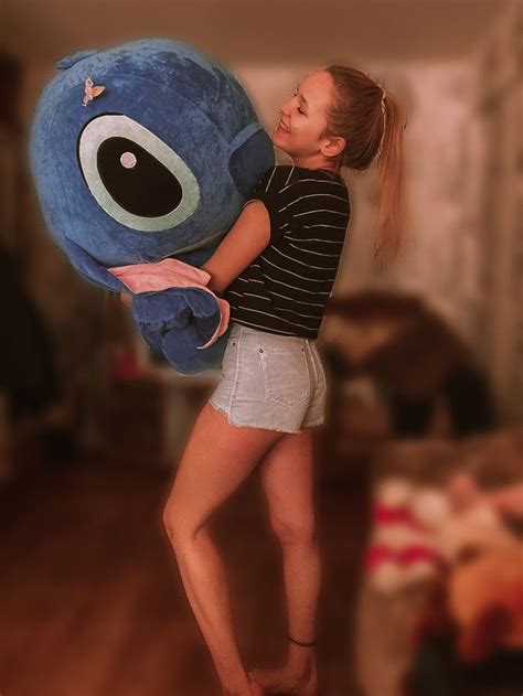 Девушка с игрушкой | Игрушки, Очаровательные котята, Котята