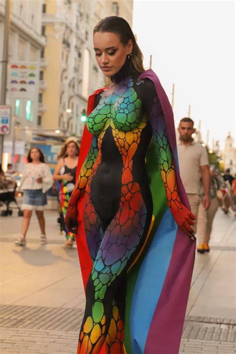 La 'tiktoker' Noelia Moya se pasea desnuda y envuelta en color por