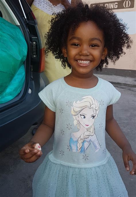 Imagen gratis: cara, peinado, felicidad, sonrisa, niño, vertical, al