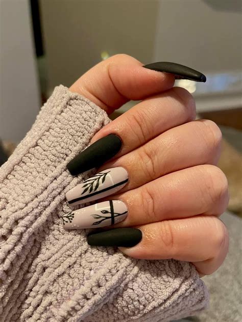 Beauty experts react to these stunning red acrylic nail art ideas 17