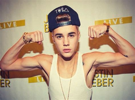 Justin Bieber Flexes, Shows Off Biceps - E! Online