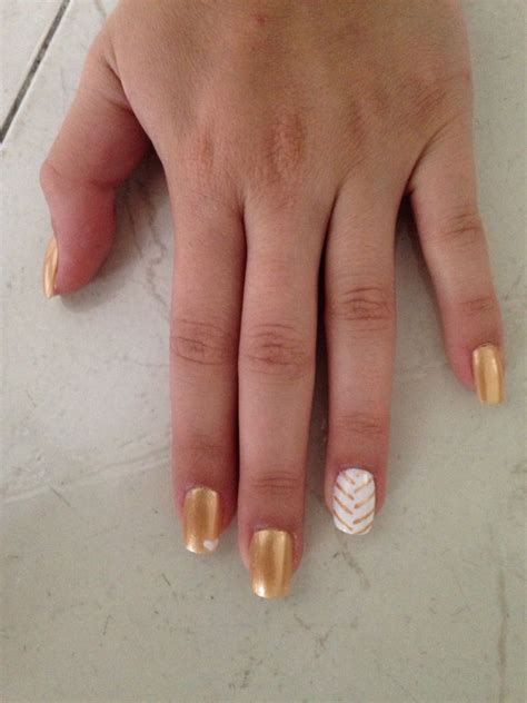 Decorado uñas dorado | Uñas