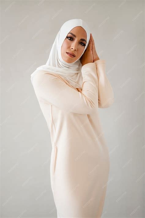 photo front view muslim woman wearing hijab